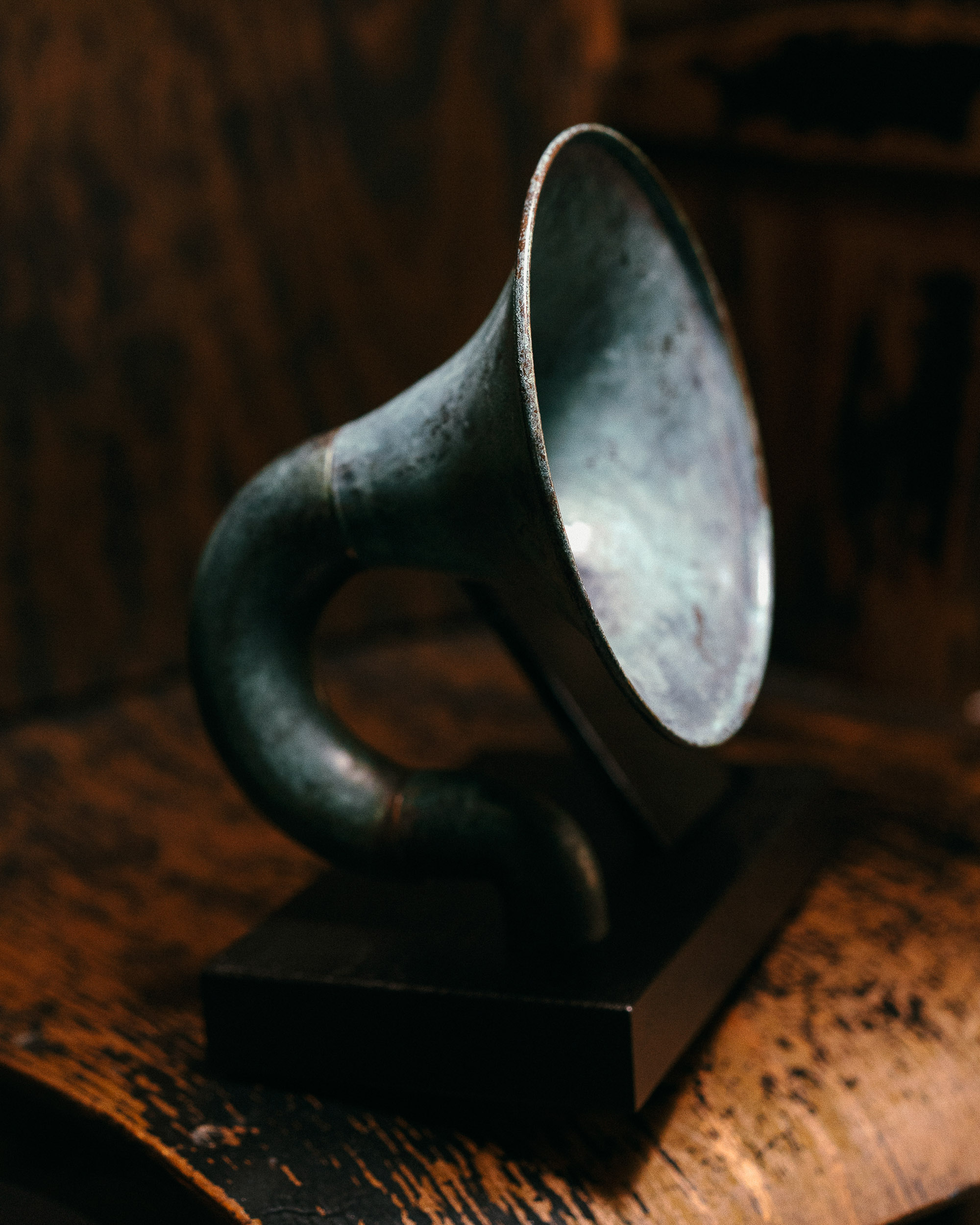 madrigal-akusticni-zvucnik-brass-patina-4 madrigal-akusticni-zvucnik-brass-patina-4